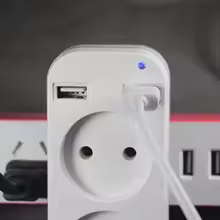 מפצל חשמל עם שקע כפול ו-2 יציאות USB