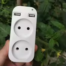 מפצל חשמל עם שקע כפול ו-2 יציאות USB